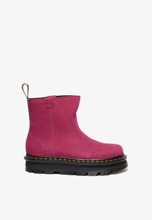 Bota de cuero rosa hasta el tobillo con suela negra gruesa, costuras amarillas y una lengüeta para tirar en la parte trasera.