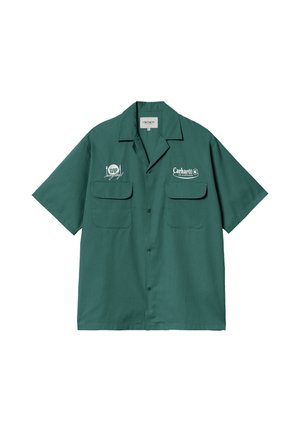 Kortærmet mørkegrøn skjorte med knapper, to brystlommer og hvide broderede logoer på hver side over lommerne.