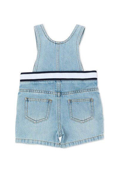 Jasnoniebieskie ogrodniczki dla małego dziecka z denimu, z elastycznym pasem w czarno-białe paski, tylnymi kieszeniami i bezrękawnymi szelkami.