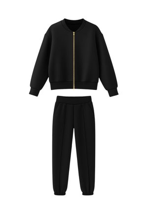Completo felpa e pantaloni neri, realizzato in tessuto morbido. La felpa ha una cerniera dorata e un collo rotondo; i pantaloni hanno un elastico in vita.