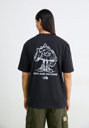 Czarna bawełniana koszulka z grafiką gór i napisem "NEVER STOP EXPLORING" w białym kolorze na plecach. Okrągły dekolt i krótkie rękawy.