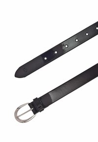 Svart läderbälte med en blank yta, utrustat med en silvermetallspänne och flera hål för storleksjustering.