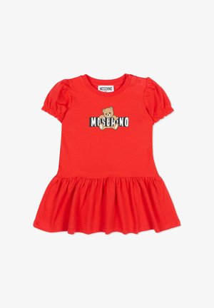 Czerwona sukienka dla niemowląt z bufkami, marszczoną spódnicą i logo misia nad napisem "MOSCHINO" na piersi, dwa guziki na ramieniu.