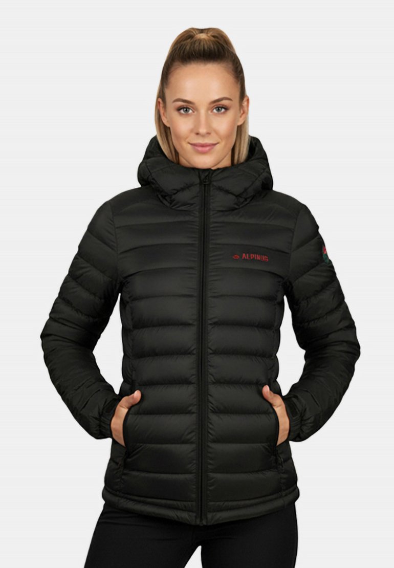 Czarna kurtka puchowa z kapturem, z zapięciem na zamek z przodu, pikowanym wzorem i kieszeniami, wykonana z lekkiego, błyszczącego materiału. Czerwony detal z logo.