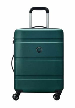 Valigia rigida verde scuro con quattro ruote nere girevoli, manico telescopico esteso e logo circolare centrale sul davanti.