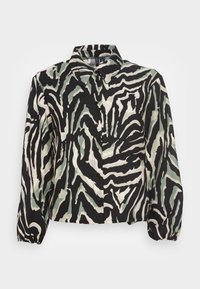 Blusa multicolorida com padrão de riscas de zebra em preto, verde e creme, com gola e mangas longas bufantes.