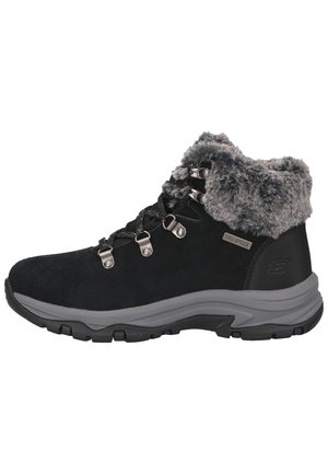 Bottes de randonnée imperméables noires avec col en fausse fourrure grise, tige texturée, œillets en métal et semelle épaisse grise, conçues pour la durabilité et le confort.