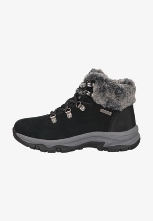 Zwarte waterdichte wandelschoenen met een grijze neplederen kraag, textuur op de bovenkant, metalen oogjes en een stevige grijze zool, ontworpen voor duurzaamheid en comfort.