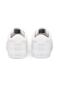 Weiße Leder-Sneaker mit glatter Textur, ausgestattet mit geprägtem Branding an der Ferse und einer weißen Gummisohle mit dezenten Linien.