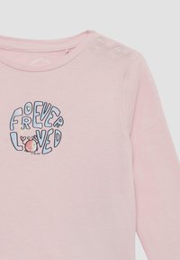 Jasnoróżowa koszula z długim rękawem, okrągłym dekoltem, z zapięciem na napy oraz graficznym nadrukiem z napisem "Na zawsze kochany" i ilustracją kraba.