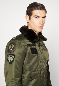 Schott OHARAVINTRS - Overgangsjakke - army kaki