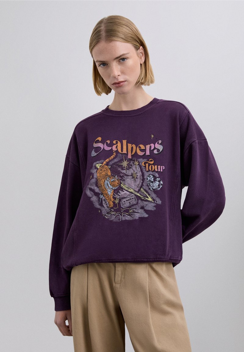 Lilla oversized sweatshirt med grafisk design med en tiger, stjerner og teksten "Scalper's Tour." Fremstillet af blødt stof med ribstrikkede manchetter.