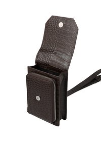 Brun lædertaske med krokodilletekstur, lynlåslomme og trykknaplukning. Har en justerbar rem og et slankt design.