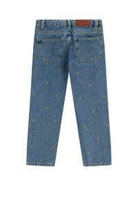 Jean en denim bleu clair avec une coupe droite, présentant un motif en forme de cœur dans des tons jaunes et des poches arrière. Étiquette de marque en cuir marron à la taille.