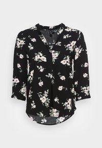 Blusa nera con stampa floreale bianca e rosa, maniche tre quarti, scollatura senza colletto e chiusura frontale con bottoni.