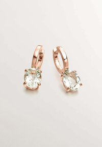 Pendientes de aro en oro rosa que presentan gemas ovaladas claras, engastadas en ajustes de cuatro garras, con un acabado pulido y una superficie suave.