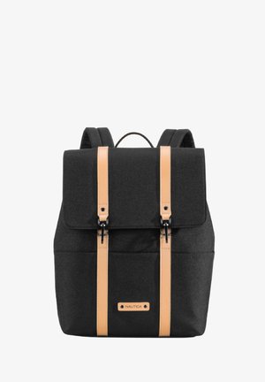 Zwarte stoffen rugzak met tan leren banden en accenten, voorzien van een klepafsluiting, bovenhandgreep en twee voorste zakken. NAUTICA-merk inbegrepen.