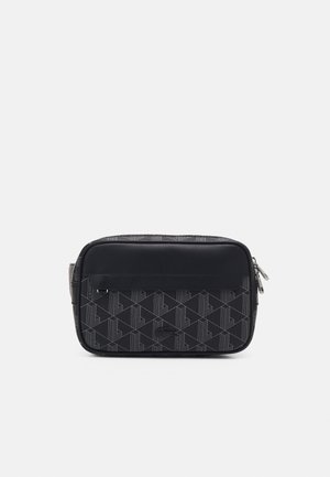Sort rektangulær crossbody taske med geometrisk mønster, frontlynlåslomme og sølv lynlås træk.