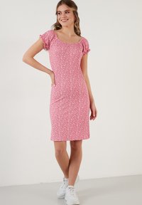 LELA REGULAR FIT - Pouzdrové šaty - fuchsia