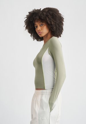 - Bluzka z długim rękawem