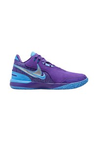 Sneakers atletici viola con accenti blu, caratterizzati da una tomaia in tessuto e suole testurizzate, con un prominente logo Nike silver sul lato.