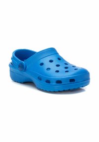 Zueco de goma azul con agujeros de ventilación, una correa trasera y lados texturizados para un mejor agarre. Ligero, con puntera redondeada y forma contorneada.