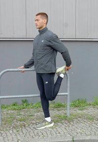 New Balance ATHLETICS REFLECTIVE PACKABLE JACKET - Veste de running - blacktop