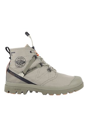 Beżowy, wodoodporny but typu high-top z szybkim systemem sznurowania, wytrzymałą podeszwą i logo Palladium z boku, zaprojektowany do miejskiego użytku.