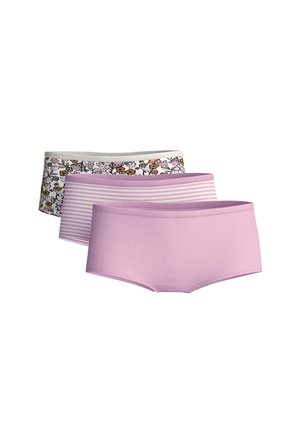 Vrouwelijke torso met lichtpaarse naadloze boyshort ondergoed, staand met armen ontspannen langs het lichaam tegen een neutrale achtergrond.