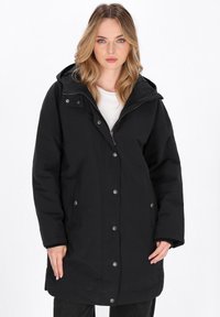 Parka nera con cappuccio, chiusura a bottoni e cerniera, tasche laterali e vestibilità rilassata. Realizzata in tessuto resistente con finitura opaca.