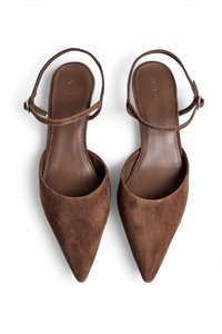 Rjave semiš slingback čevlje s koničastim nosom, tanke gležnjske trakove in gladke usnjene vložke, ki prikazujejo eleganten, minimalističen dizajn.
