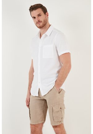 REGULAR FIT - Vapaa-ajan kauluspaita - white