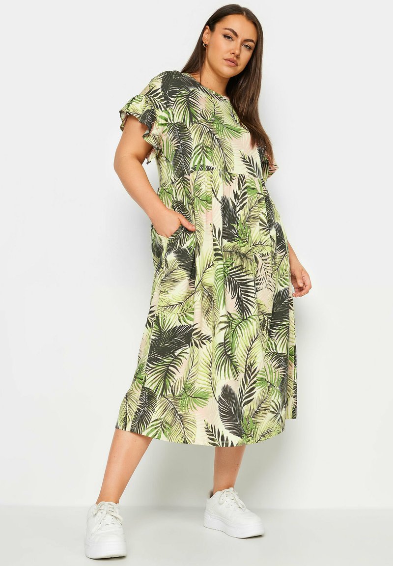 Abito a maniche corte, lungo fino al ginocchio, in tessuto leggero, con un motivo di foglie di palma verde su sfondo beige e tasche laterali.
