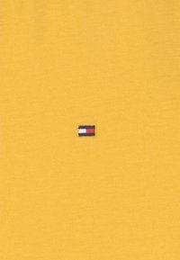 Tommy Hilfiger ESSENTIAL TEE - T-shirt básica - yielding yellow