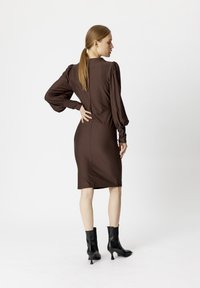 Gestuz RIFA PUFF DRESS - Shift-haljina - coffee bean