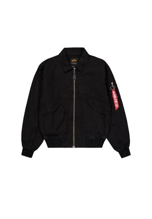 Fekete bomber dzseki cipzáros elülső résszel, két oldalsó zsebbel, bordázott mandzsettákkal és bal ujján egy zsebbel, amelyen piros címkés díszítés található.