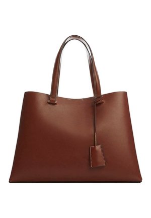 Grand sac fourre-tout en cuir marron avec deux poignées et une étiquette en cuir suspendue sur un fond blanc.
