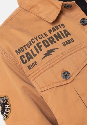 Von Dutch, SURCHEMISE HOMME EN TWILL AVEC POCHES PRINT ET ÉCUSSONS KUST - Chaqueta vaquera - orange noir