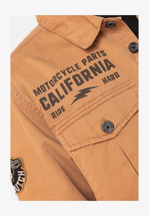Von Dutch, SURCHEMISE HOMME EN TWILL AVEC POCHES PRINT ET ÉCUSSONS KUST - Chaqueta vaquera - orange noir