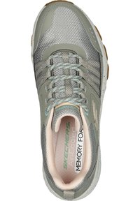 Zapatilla deportiva Skechers en gris claro con parte superior de malla, cuello acolchado, acentos reflectantes y plantilla de espuma con memoria. Suela de goma.