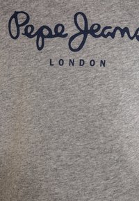Szara bawełniana koszulka z ciemnoniebieskim, kursywą napisem "Pepe Jeans" oraz prostym napisem "LONDON" poniżej. Miękka faktura, dekolt w serek.