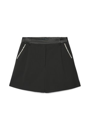 Shorts noirs présentant une texture lisse, une coupe structurée, des poches avant ornées d'accents décoratifs en perles et une ceinture en satin.