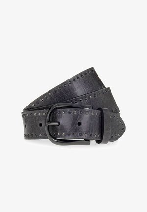 Cinturón de cuero negro con un acabado texturizado, acentos de tachuelas en los bordes y una hebilla de metal negro. Diseñado con múltiples agujeros para ajustar.