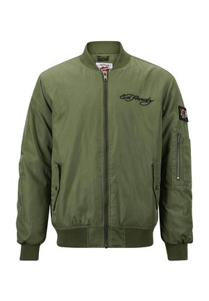 Olivově zelená bomber bunda se zipem vpředu, ribovanými manžetami a bočními kapsami. Obsahuje vyšívané logo a nášivku na levém rukávu.