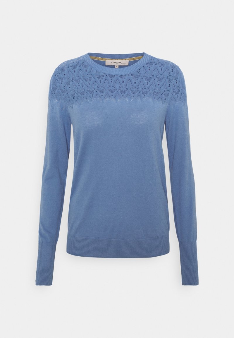 Pull bleu à manches longues avec motif en dentelle tricoté sur la partie supérieure de la poitrine et les épaules, col rond, poignets et ourlet côtelés.