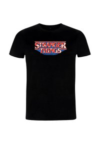 Camiseta negra de manga corta con un logo multicolor de "STRANGER THINGS" en el frente, con acentos en rojo y azul sobre un fondo oscuro.