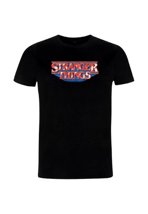 Camiseta negra de manga corta con un logo multicolor de "STRANGER THINGS" en el frente, con acentos en rojo y azul sobre un fondo oscuro.