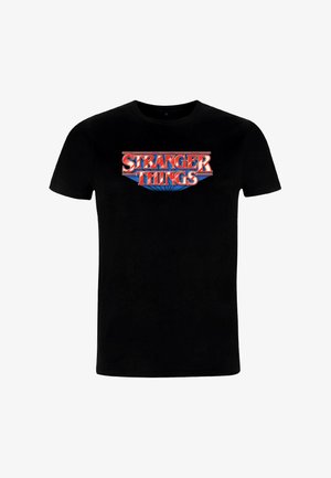 Camiseta negra de manga corta con un logo multicolor de "STRANGER THINGS" en el frente, con acentos en rojo y azul sobre un fondo oscuro.