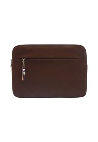 Brązowy prostokątny etui na laptopa z przednią kieszenią na zamek błyskawiczny i ozdobnym, koralikowym uchwytem zamka na białym tle.