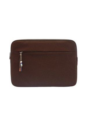 Brązowy prostokątny etui na laptopa z przednią kieszenią na zamek błyskawiczny i ozdobnym, koralikowym uchwytem zamka na białym tle.